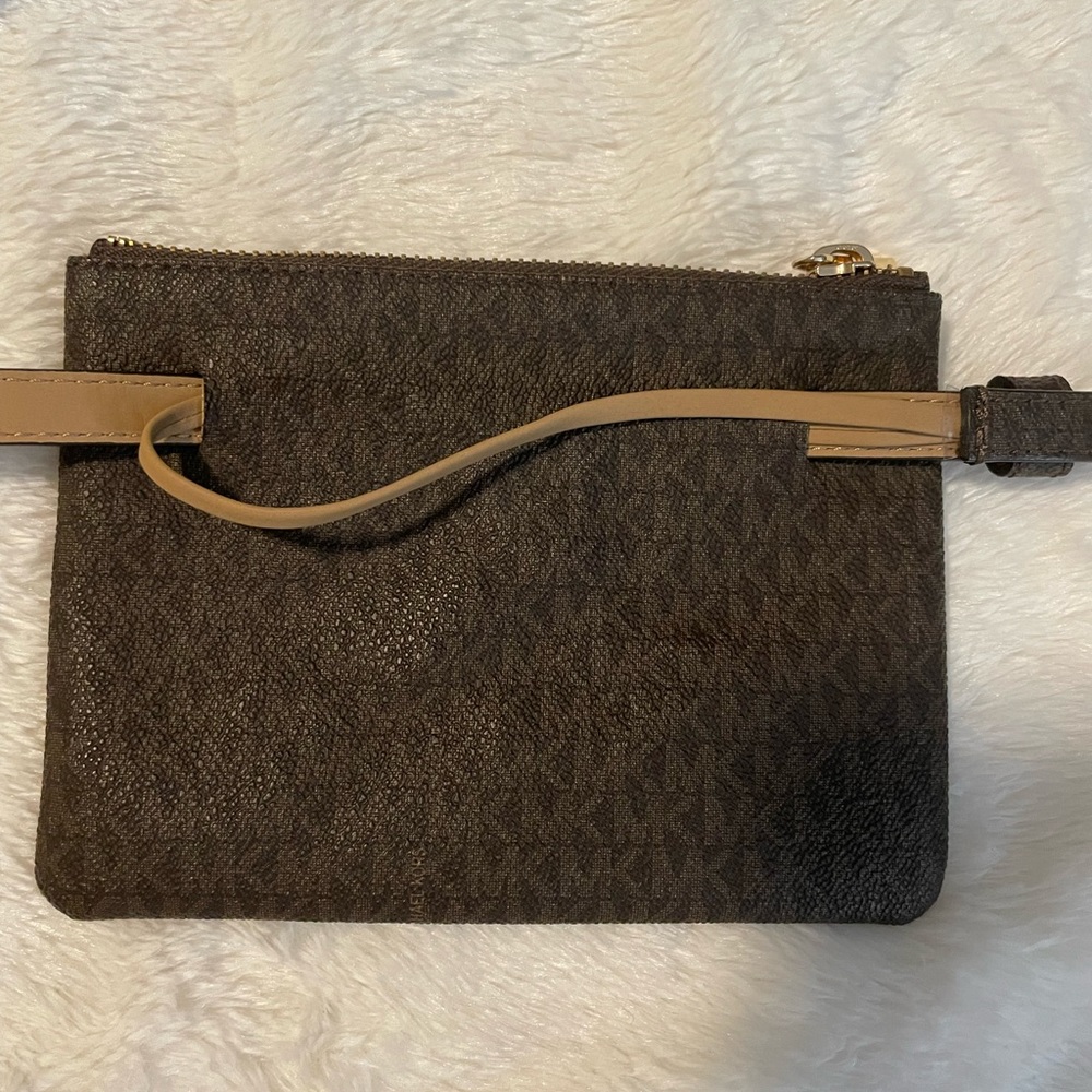 Michael Kors small belt purse - Picture 3 of 4